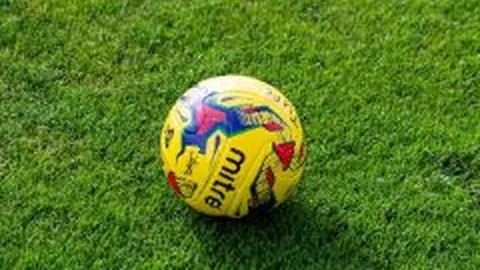 莱万训练间隙加紧射门训练，加倍努力提升球技